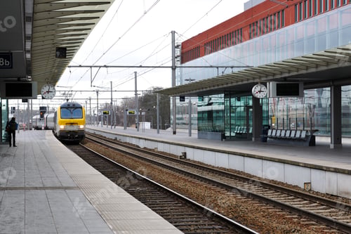 Preview: Train station platform