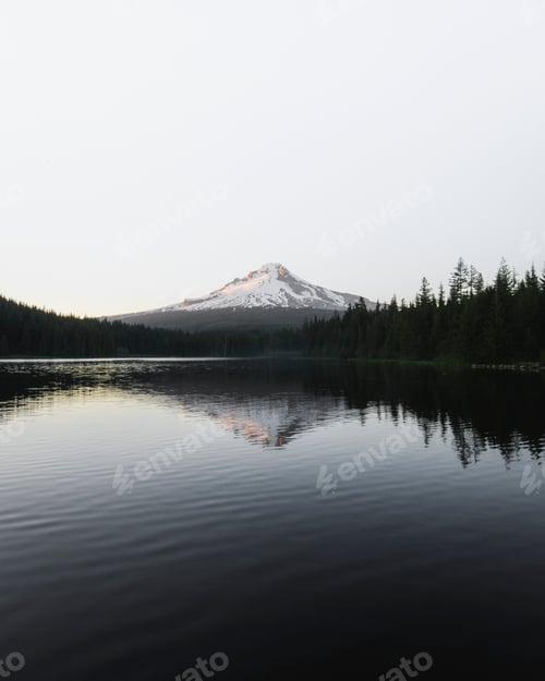 Preview: Panoramic view of Mount Hood in Oregon
