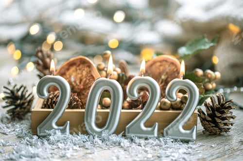 Visualização: Fundo festivo de Ano Novo com velas na forma dos números 2022.