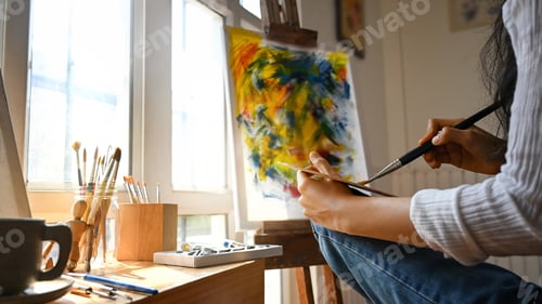 Preview: Cropped shot artist woman mixed colour and working with acrylic painting.