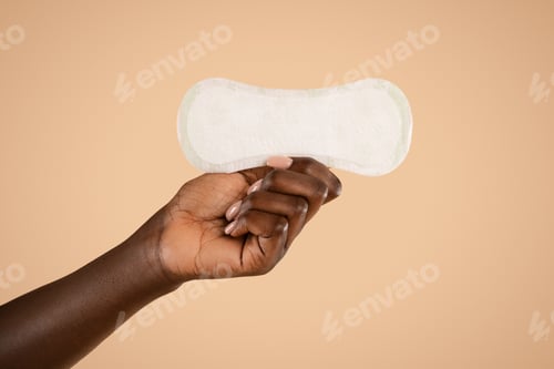 Preview: Unrecognizable black woman hand holding pad, closeup