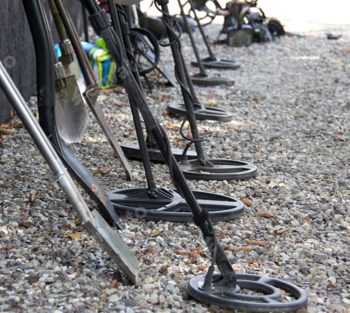 Preview: Metal detectors and spades are left during detecting brake