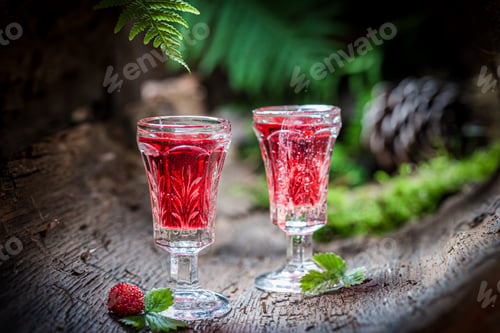 Preview: Tasty tincture with wild strawberry and alcohol