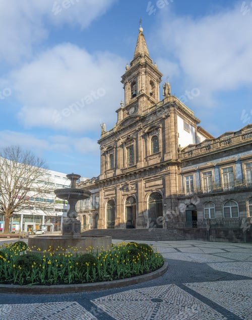 Preview: Igreja da Trindade Church (Holy Trinity Church) and Chafariz do Laranjal Fountain - Porto, Portugal