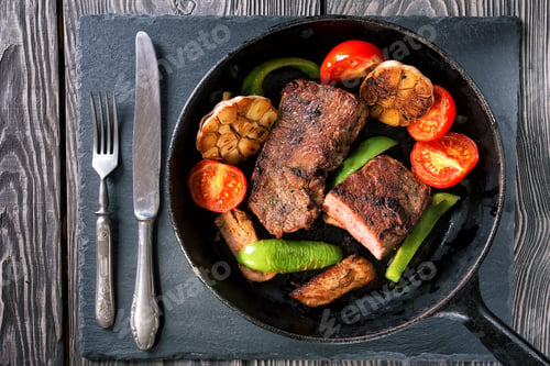 Preview: Frying pan with steak and vegetables