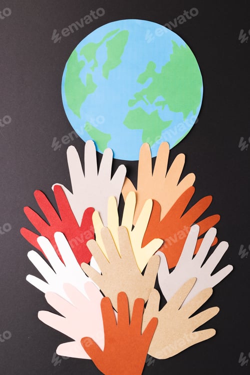 Visualização: Papel recortado de mãos multicoloridas e globo com espaço de cópia em fundo preto