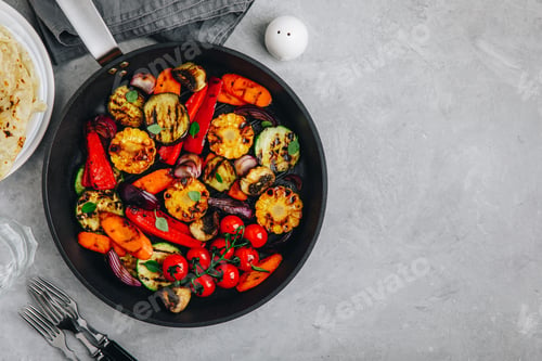 Preview: Grilled vegetables in a cast iron pan. Top view.
