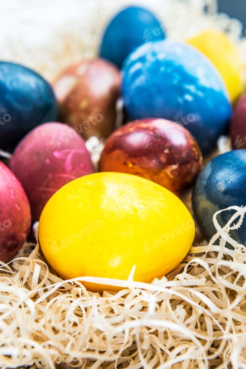 Preview: Bright Easter Eggs dyed using natural ingredients