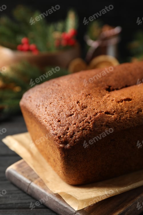 Preview: Delicious gingerbread cake on black wooden table, closeup