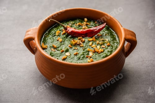 Preview: lasooni palak recipe or dhaba style garlic spinach curry, Indian main course served with naan