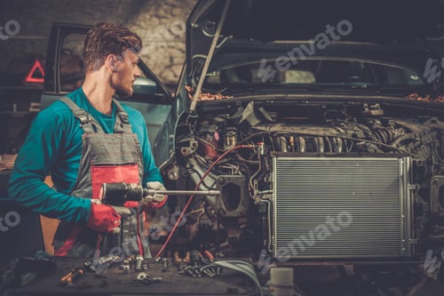 Preview: Mechanic in a workshop