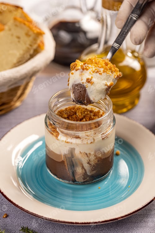 Preview: Layered mousse with crunchy crumbs