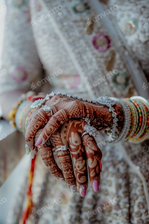 Preview: Bride with mehendi