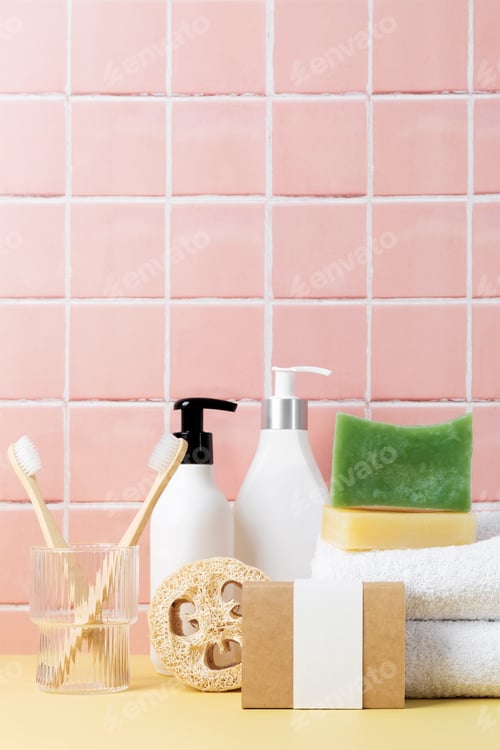 Visualização: Frascos de sabonete e cosméticos naturais, toalhas de algodão, cuidados corporais ecológicos na mesa dentro do banheiro