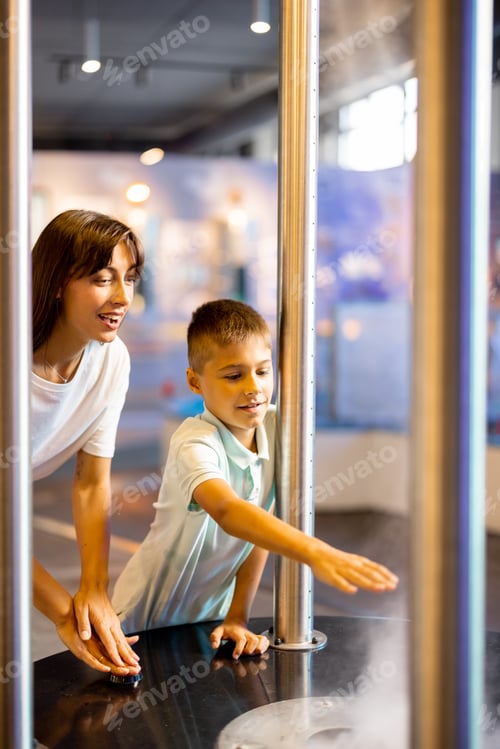 Preview: Mom with boy visit a science museum
