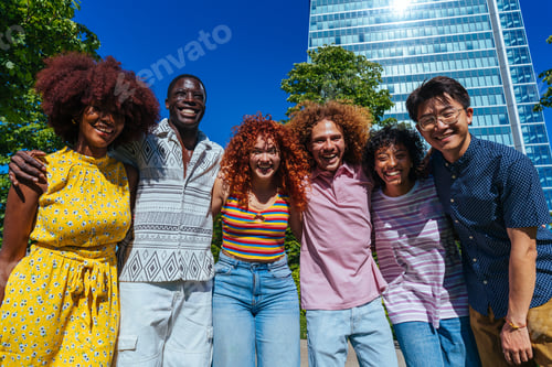 Preview: Smiling Friends Enjoy a Sunny Day Outdoors