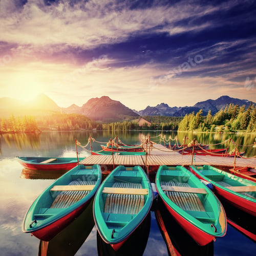 Aperçu: Boat on the dock surrounded mountains. Fantastic Shtrbske Pleso