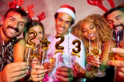 Visualização: Amigos segurando pequenos balões em forma de números 2023 na contagem regressiva da meia-noite da festa de Ano Novo