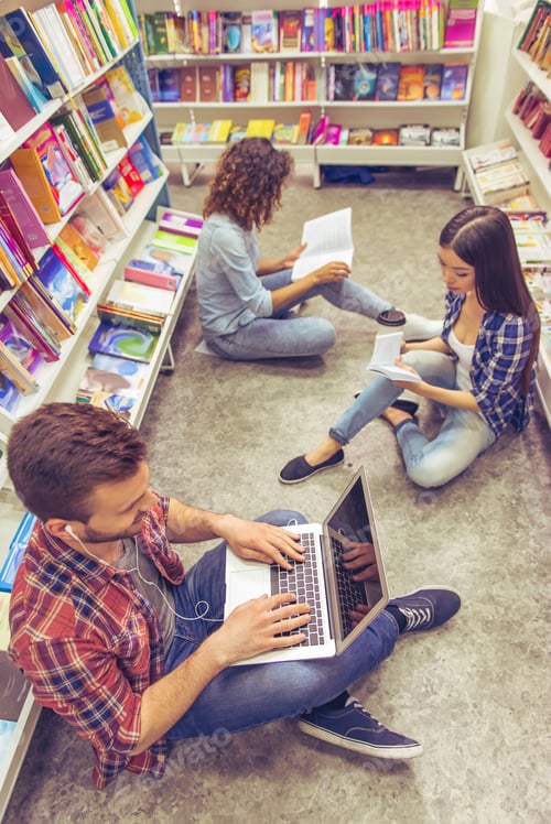 Preview: Students with gadget at the bookshop