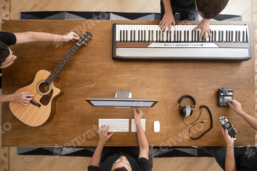 Visualização: Vista superior de músicos criando música na vista superior de seu estúdio.