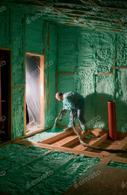 Vista previa: Trabajador pulverizando espuma de poliuretano para aislar una casa de madera.