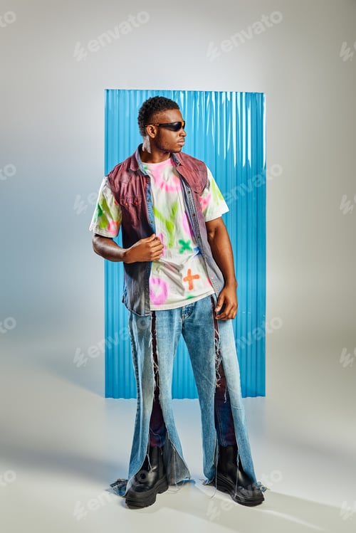 Preview: Full length of good looking and young afroamerican man in sunglasses