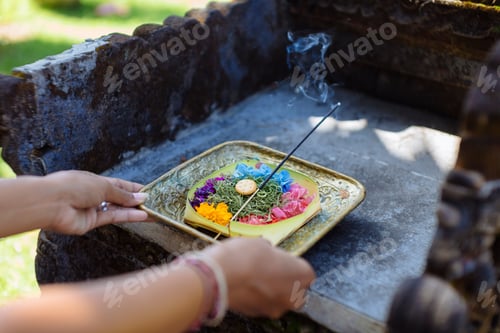 Preview: Woman serving Balinese offering
