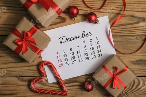 Visualização: Página de calendário de dezembro com caixas de presente de Natal e decoração ao redor. Preparação para o Natal