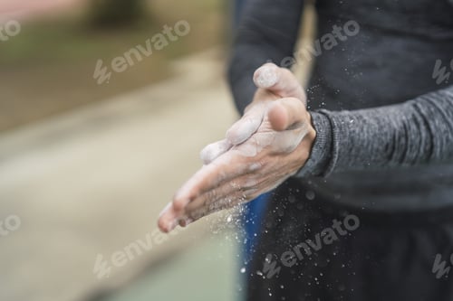 Preview: Sportsman rubbing hands with talcum powder