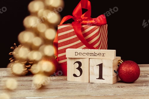 Preview: Christmas table decor with a gift box