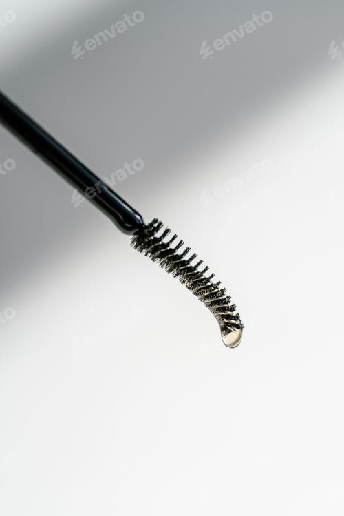 Preview: A drop of oil for eyebrows and eyelashes falls from the brush