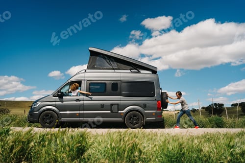 Preview: Travelers having problem with camper van
