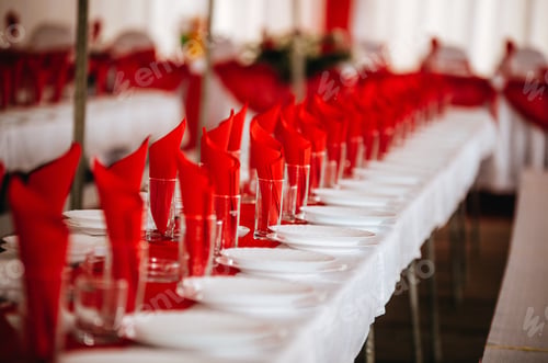 Preview: Red-themed wedding table decoration with red napkins and empty glasses