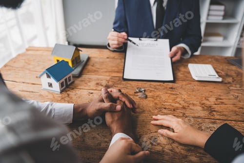 Preview: real estate agent Delivering sample homes to customers, mortgage loan contracts. Make a contract for