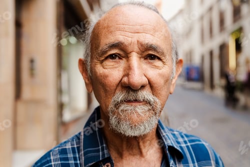 Preview: Portrait of elderly man looking into the camera - Retired people concept
