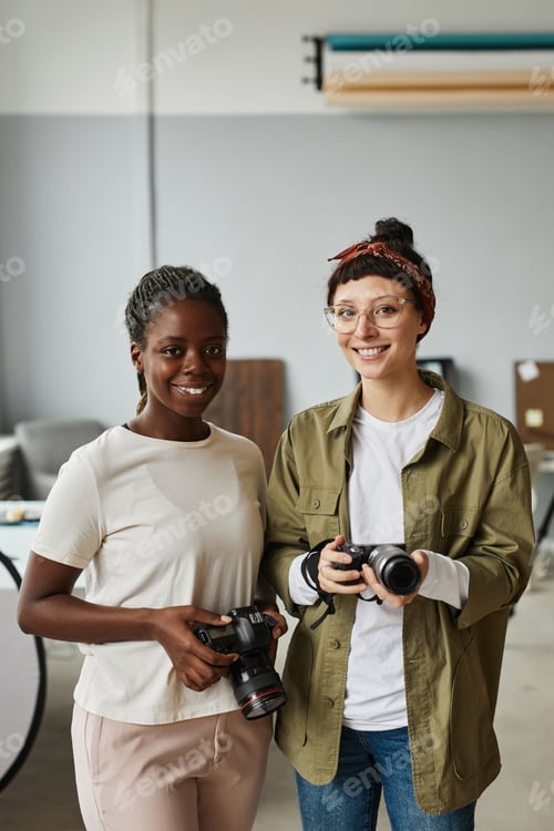 Preview: Team of Female Photographers in Studio
