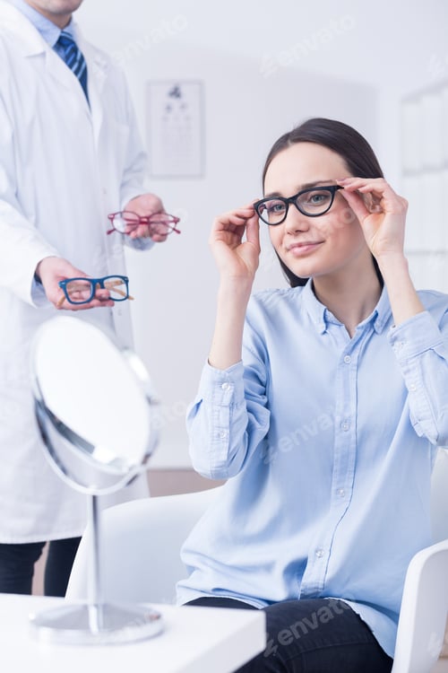 Preview: Optician and woman choosing eyeglasses
