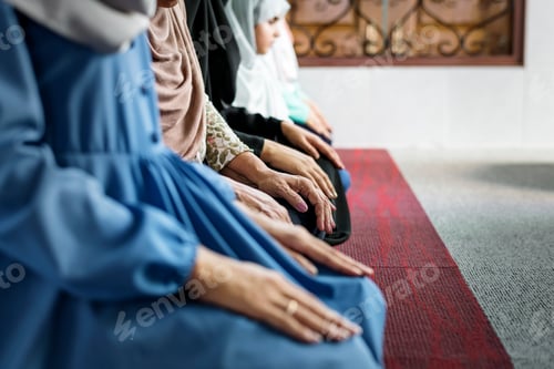 Preview: Muslim women meditating in the mosque during Ramadan