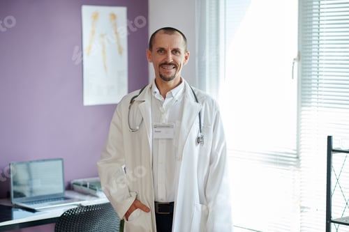Preview: Smiling Mature Doctor Wearing Lab Coat