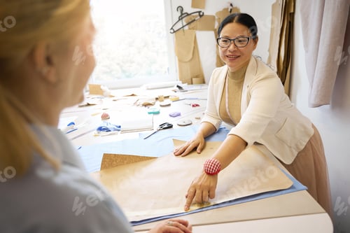 Preview: Tailoring master cuts fabric according to a pattern