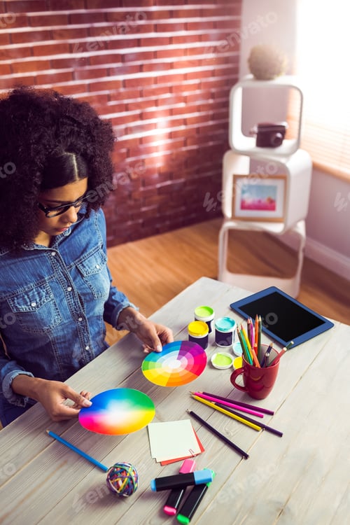Preview: Casual businesswoman holding a color wheel in her office