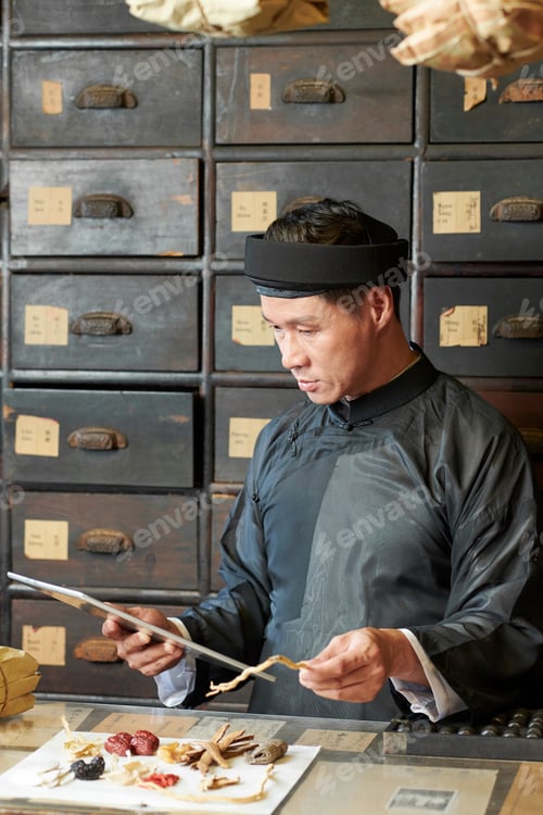 Preview: Medicine practitioner reading list on tablet computer