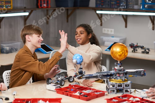 Vista previa: Children projecting robots at science lesson