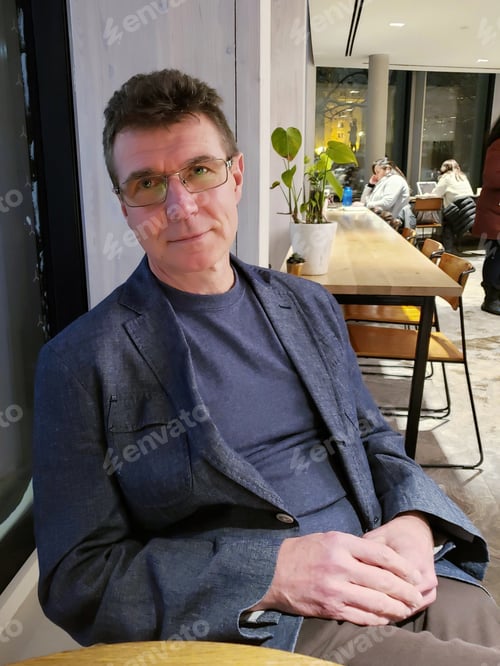Preview: Professionally dressed man looking at camera