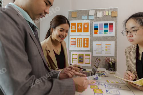 Preview: Digital product business owners brainstorm to find conclusions on choosing different website design