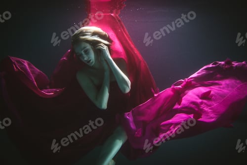 Preview: Woman underwater