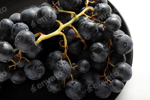 Preview: Fresh dark red grapes close up