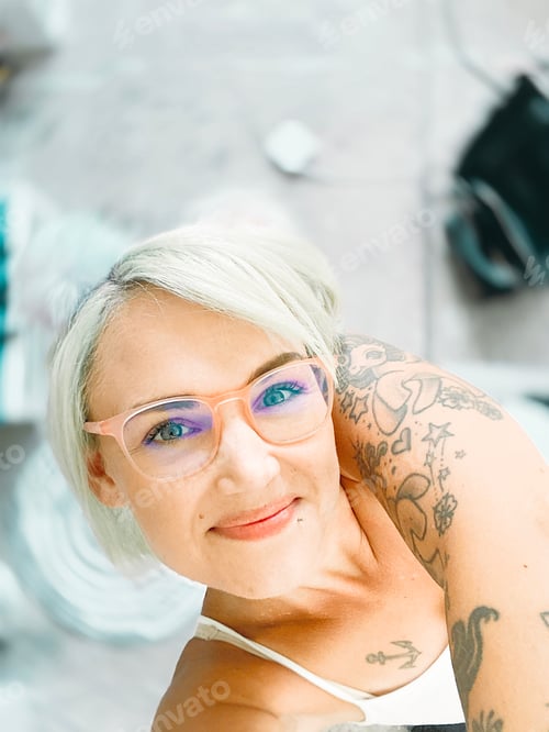 Preview: Blonde selfie
