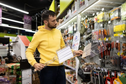 Preview: a man in a store chooses a barbecue grill