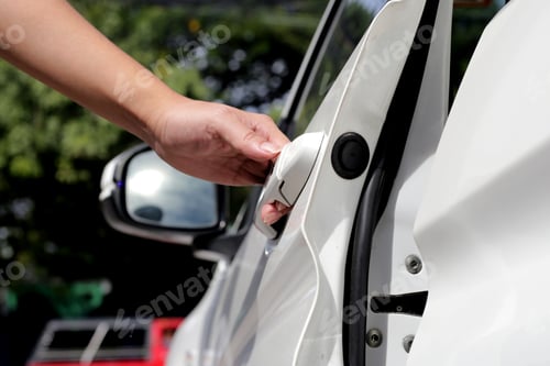 Preview: Male hand opening car door